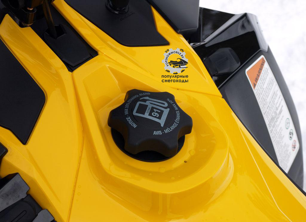 Заправлять Ski-Doo X-RS рекомендуется качественным 91 бензином. Обратите внимание на защиту от перелива на крышке.