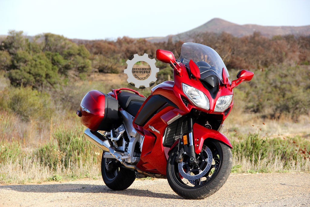 Фото мотоцикла Yamaha FJR1300ES 2014 вид спереди припаркован