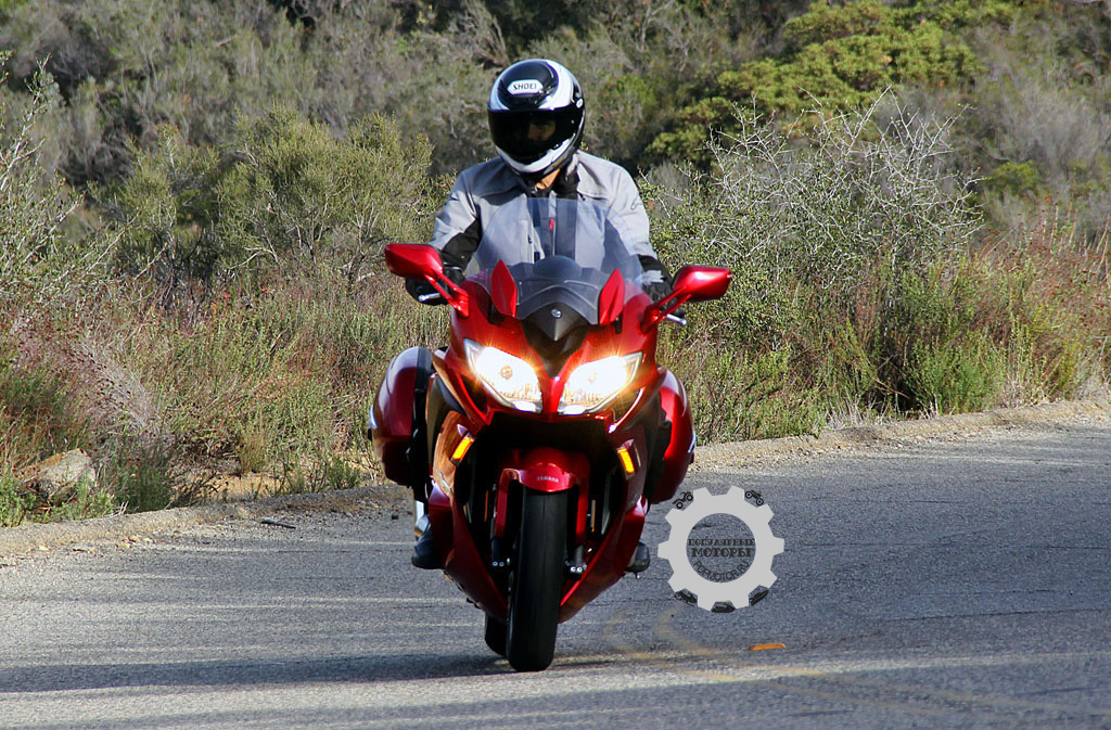 Фото мотоцикла Yamaha FJR1300ES 2014 вид спереди скорость