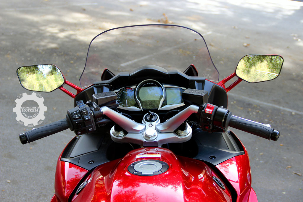 Фото мотоцикла Yamaha FJR1300ES 2014 руль