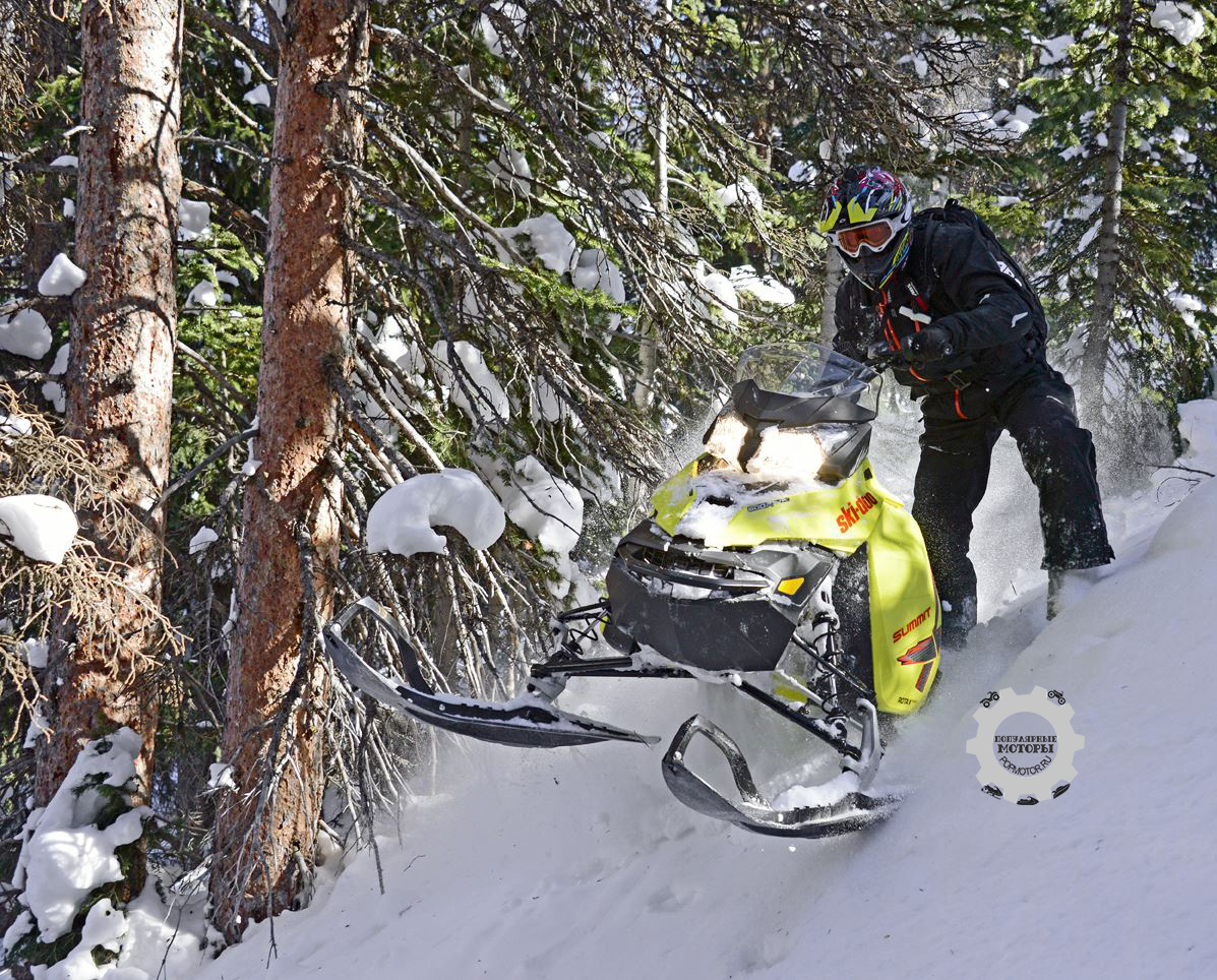 Удлинённая гусеница и переработанная конструкция подвески помогают Summit на глубоком снегу.
