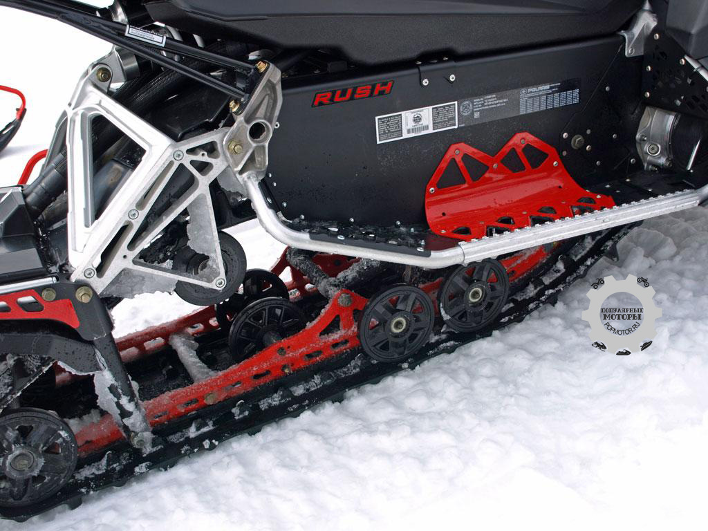 Фото снегохода Polaris 800 Rush Pro-S 2015 подножка