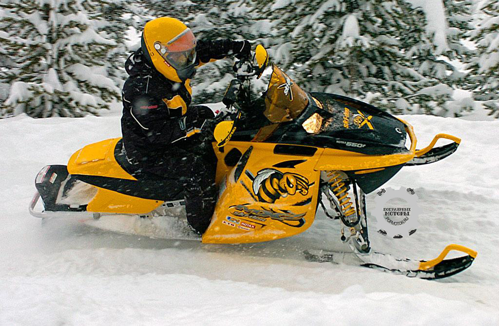 Лёгкий и шустрый Ski-Doo MXZ 550 X 2006 с простым двухтактным мотором с воздушным охлаждением дарил множество веселья и гоночных ощущений на снегу за скромную цену.
