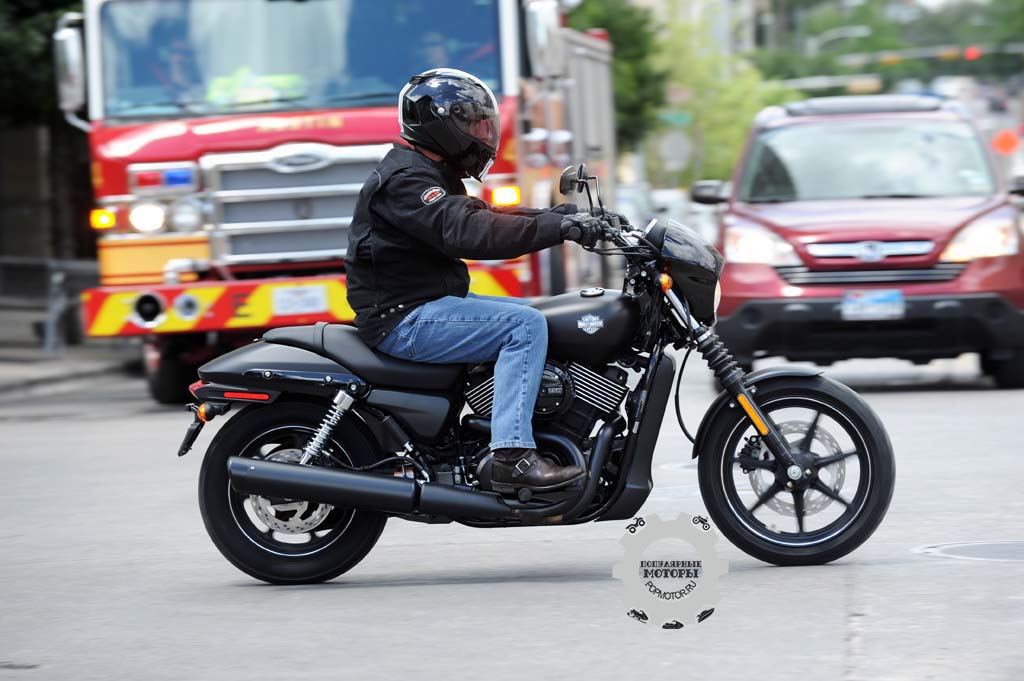 Фото мотоцикла Harley-Davidson Street 750 2015 — по дороге