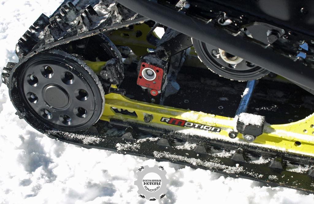 Задняя подвеска Ski-Doo rMotion шикарно сочетается с передней подвеской RAS2, делая TNT 900 ACE невероятно ловким и мягким снегоходом.