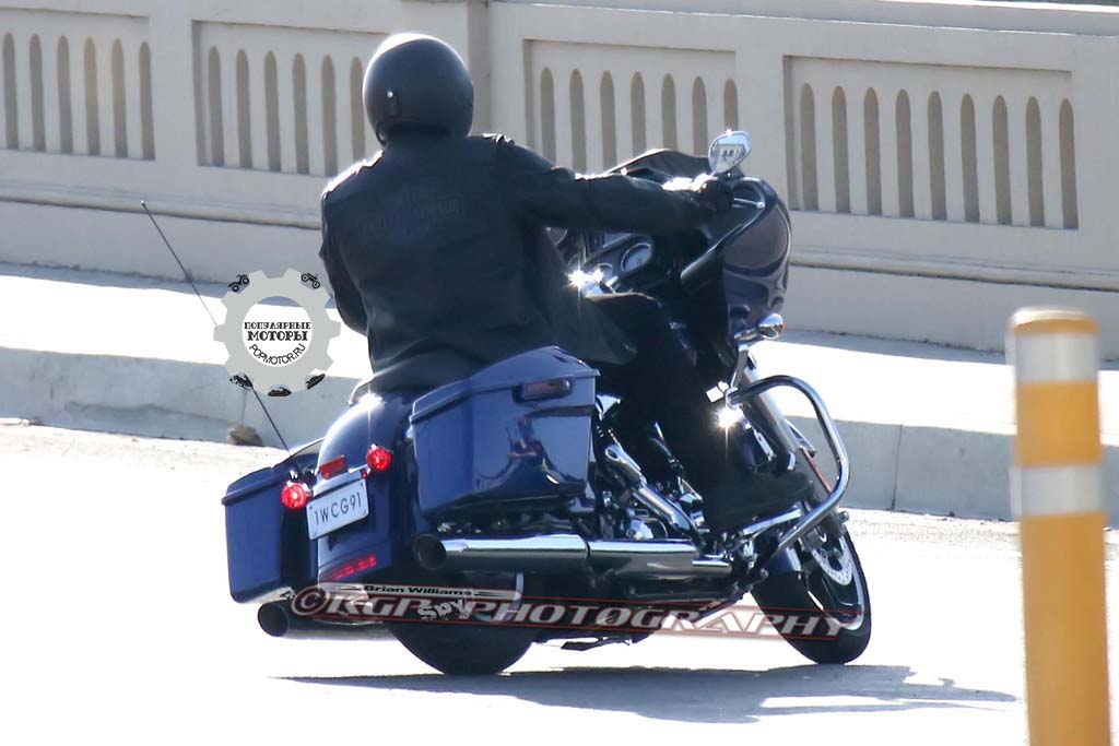 Первые фото мотоцикла Harley-Davidson Road Glide 2015 — вид справа сзади