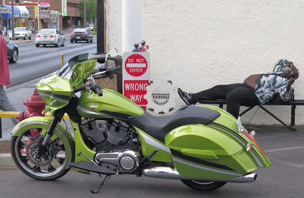 От мотоцикла ярко-зелёного цвета некоторые приходят в восторг. Обратите внимание на то, что обтекатель радиатора и замки сумок выполнены в том же цвете.