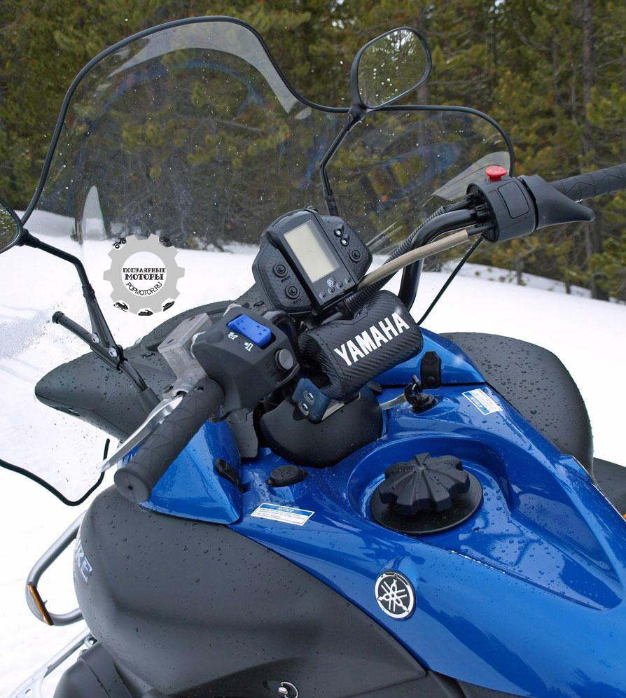 Защита от ветра на снегоходе отличная: высокое ветровое стекло MP зарывает даже установленные на руле переключатели и цифровой дисплей.
