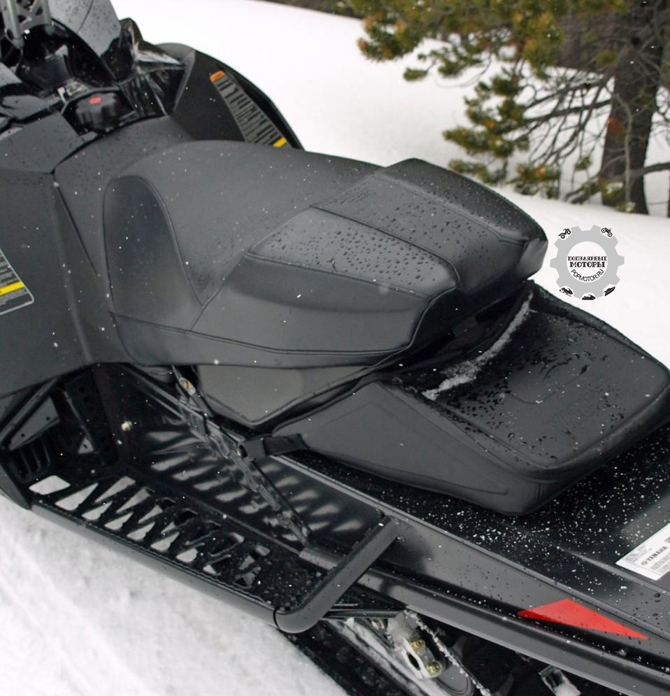 За рулём Yamaha Viper водитель сидит впереди и вертикально для максимальной управляемости и комфортабельности снегохода.