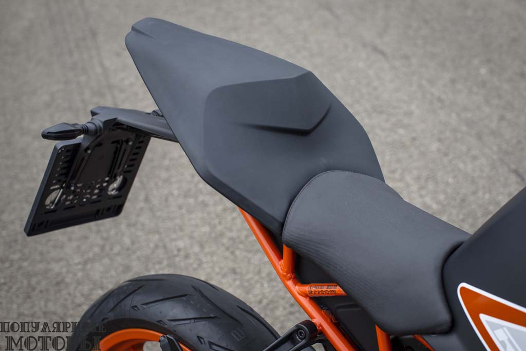 Матовая чёрная хвостовая часть на самом деле является задним сиденьем, которое изготовлено из специального материала из Канады, впервые использованного на мотоцикле. Поручни удобно установлены внизу.