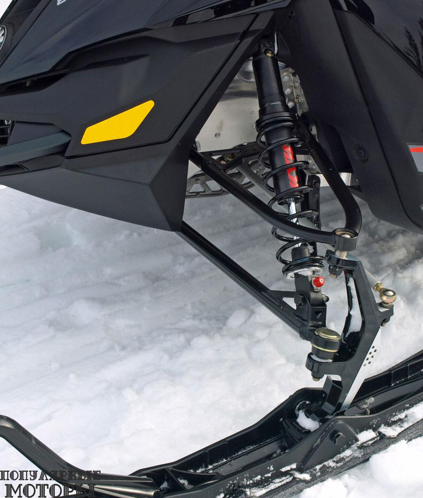 Новая передняя подвеска Ski-Doo RAS2 отлично сочетается с задней подвеской rMotion, что ощутимо улучшило управляемость и ходовые качества снегохода.