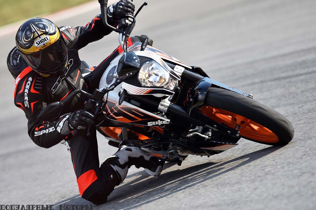 Фото KTM 390 Duke 2015 — в повороте вид спереди