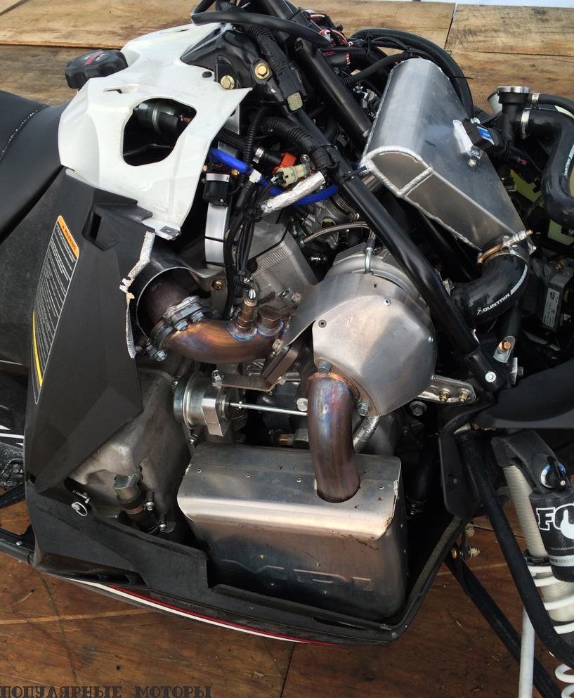 Система турбонаддува MPI/Yamaha аккуратно помещается под кузовом Viper, никак не выдавая в снегоходе зверя со 180 лошадиными силами под капотом.