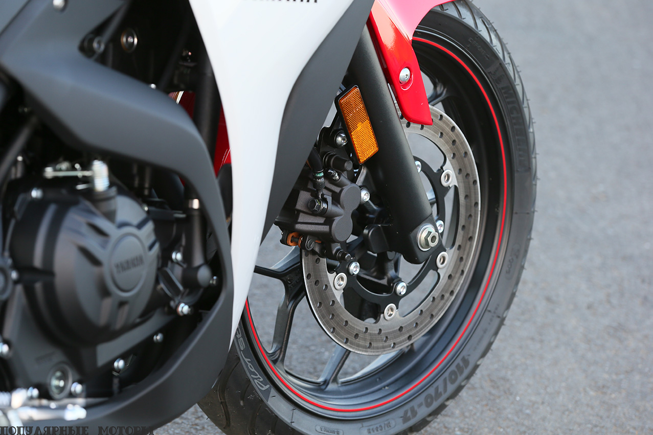 Фото Yamaha YZF-R3 2015 — 10-спицевое литое алюминиевое колесо