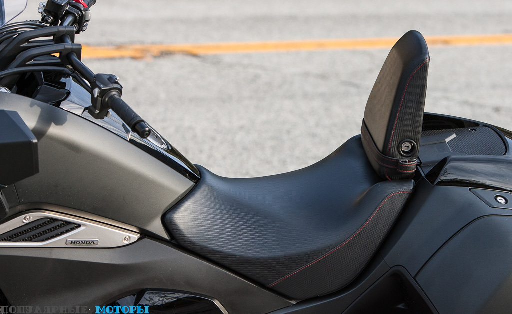 Фото скутера Honda NM4 — спинка, сиденье