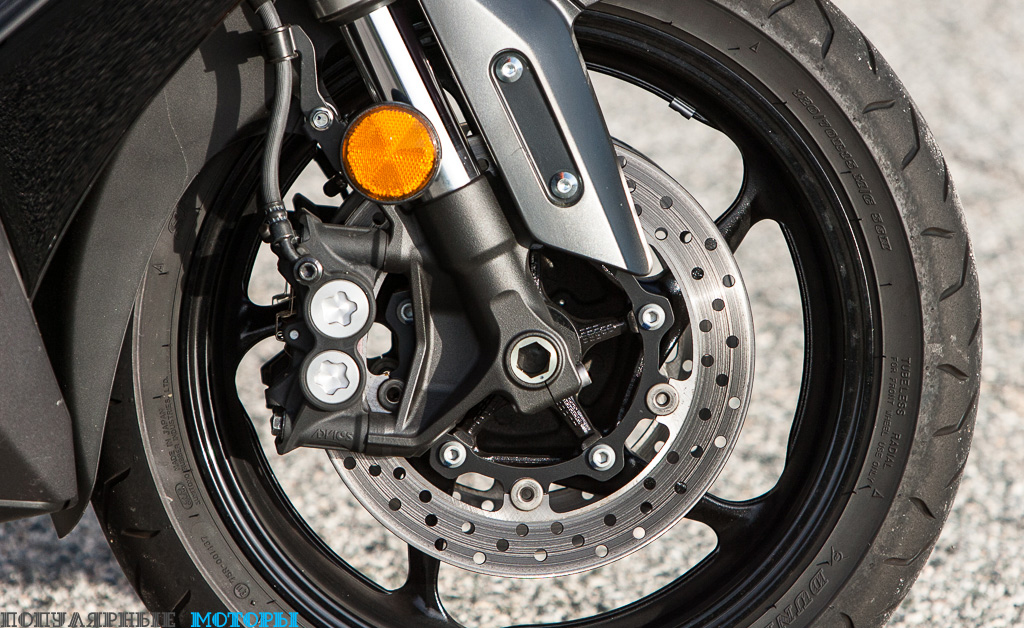 Фото скутера Yamaha TMAX — тормоза