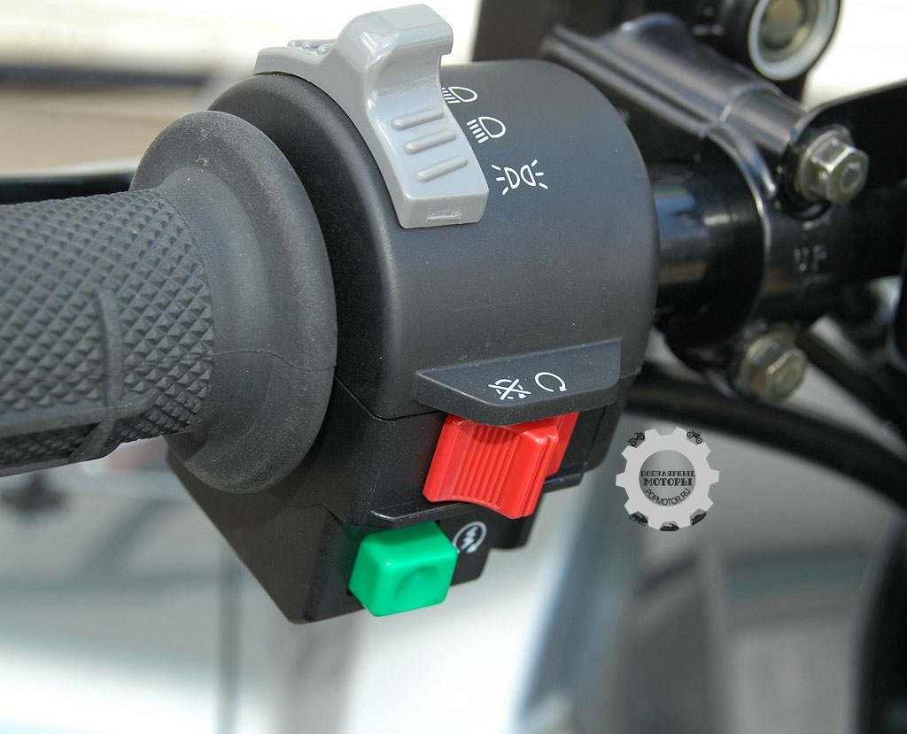 Фото квадроцикла Kymco MXU500i 2013 переключатели управления