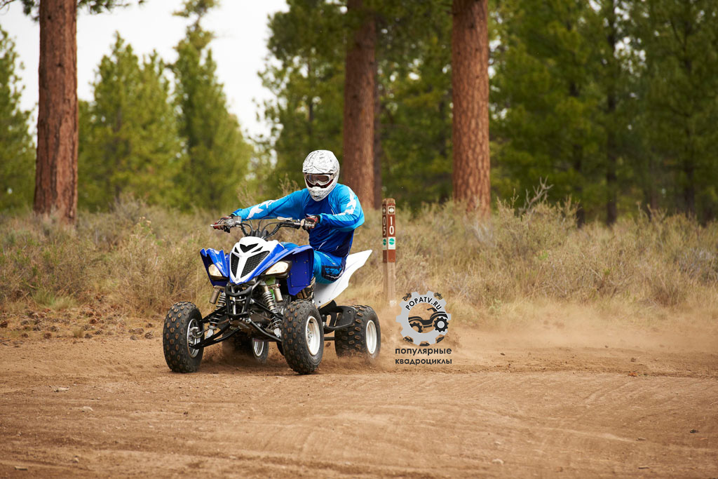 Raptor 700R – мощная и комфортабельная машина, которая чувствует себя как дома на песчаных дорогах и дюнах.