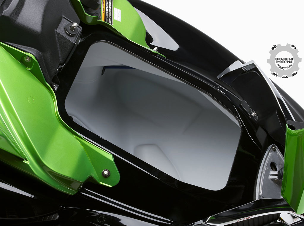 Фото гидроцикла Kawasaki Jet Ski Ultra 310LX 2014 багажное отделение вместимостью 212 литров