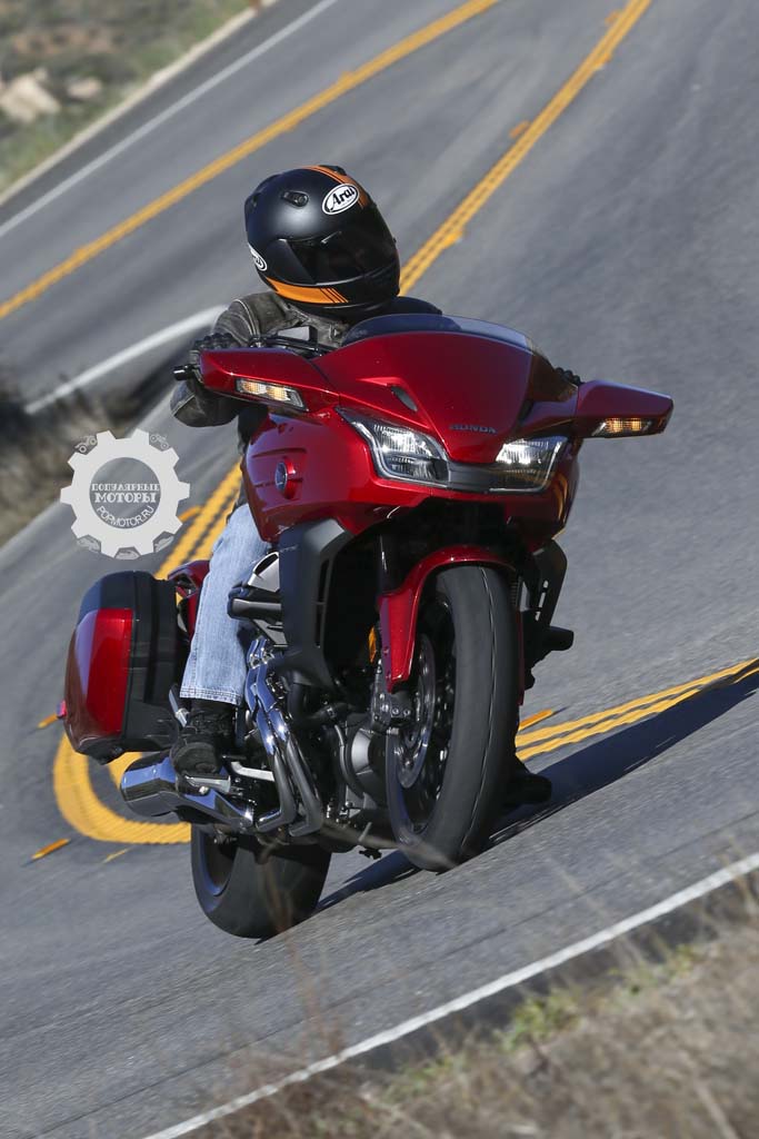 Фото мотоцикла Honda CTX1300 2014 в красном цвете поворот