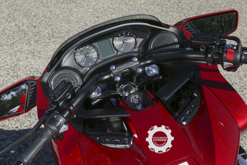 Фото мотоцикла Honda CTX1300 2014 в красном цвете руль и приборная панель