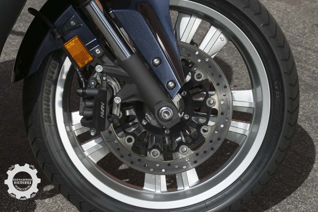 Фото мотоцикла Honda CTX1300 2014 в синем цвете переднее колесо