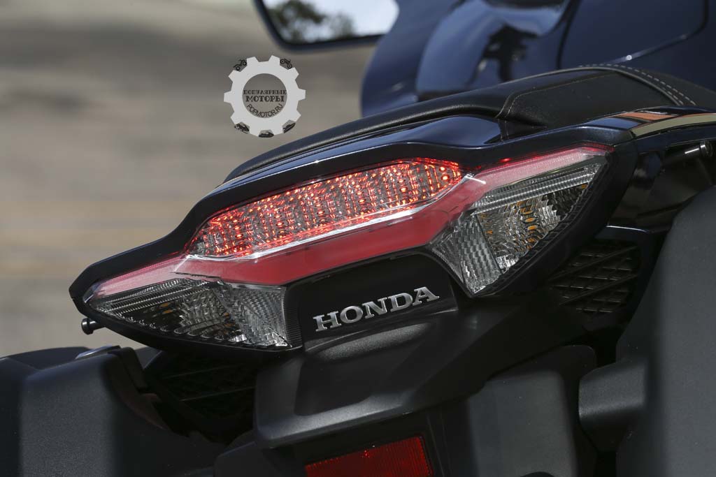 Фото мотоцикла Honda CTX1300 2014 в черном цвете поворотник