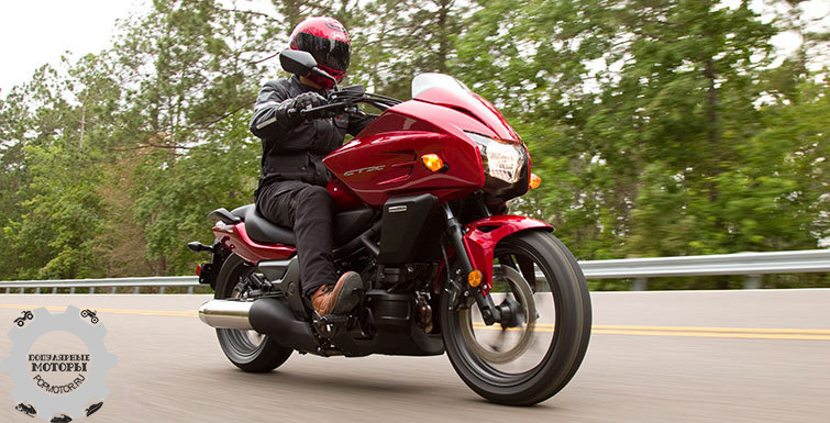 Фото мотоцикла Honda CTX700 2014 - вид справа спереди