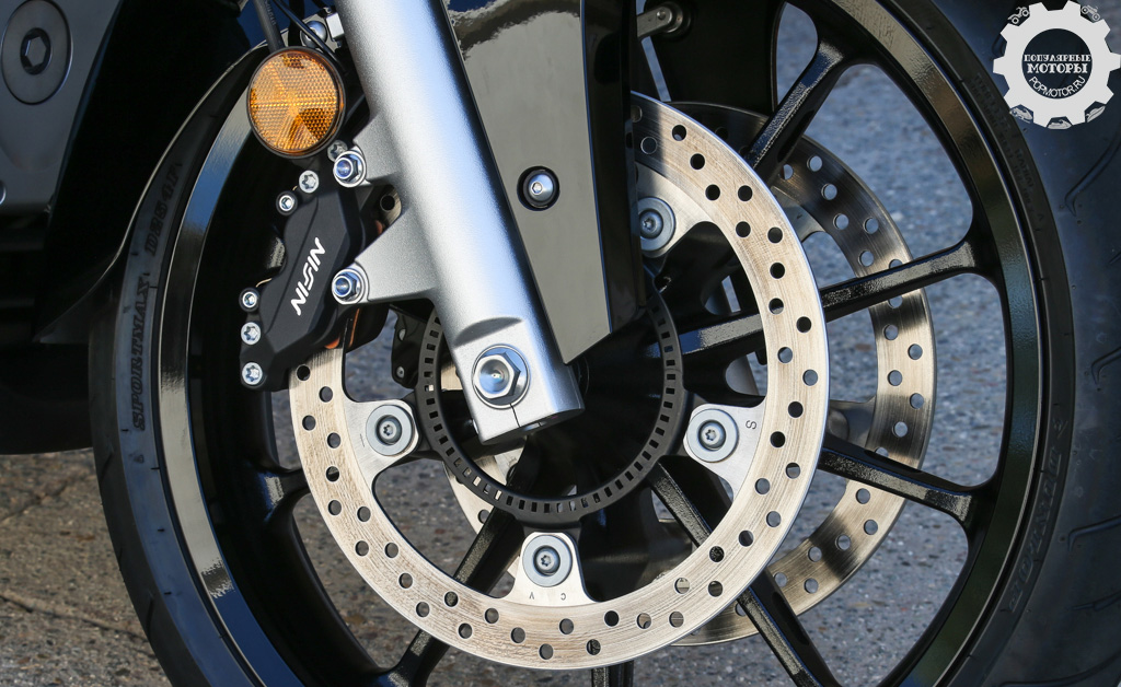 Фото мотоцикла Honda Gold Wing Valkyrie 2014 датчики ABS на колесах
