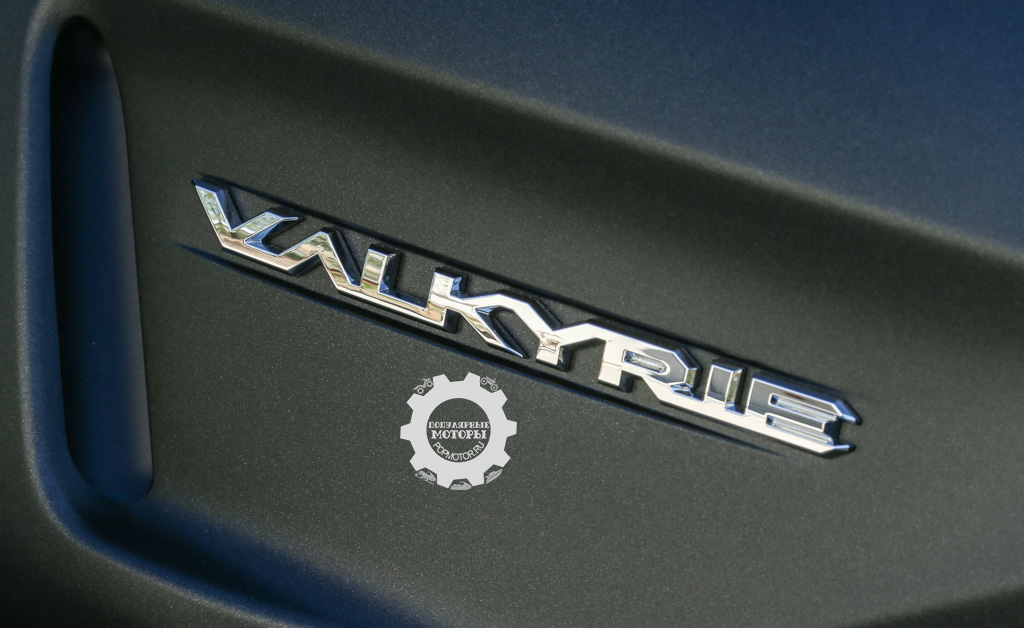 Фото мотоцикла Honda Gold Wing Valkyrie 2014 логотип