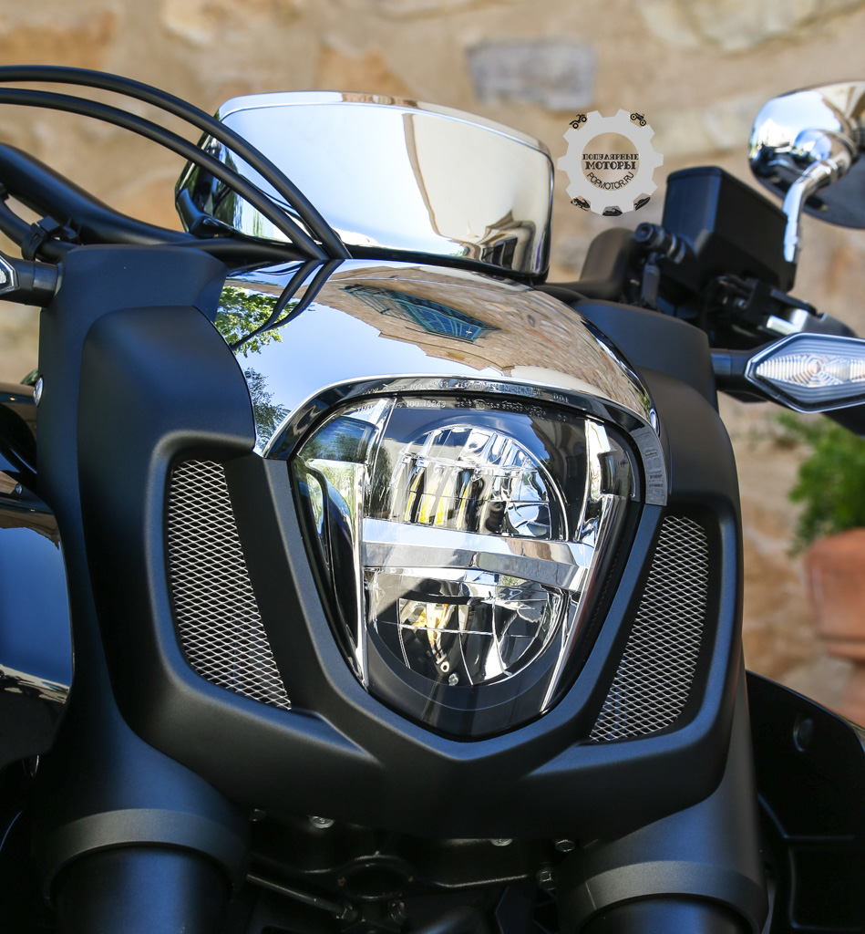 Фото мотоцикла Honda Gold Wing Valkyrie 2014 хромированные детали