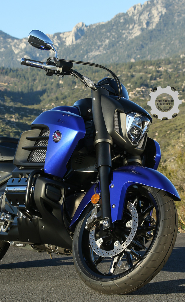 Фото мотоцикла Honda Gold Wing Valkyrie 2014 черные детали