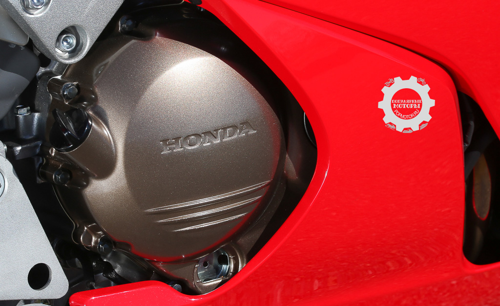 Фото мотоцикла Honda Interceptor 2014 — бронзовая отделка двигателя