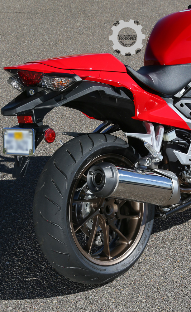Фото мотоцикла Honda Interceptor 2014 — выхлопнаят труба