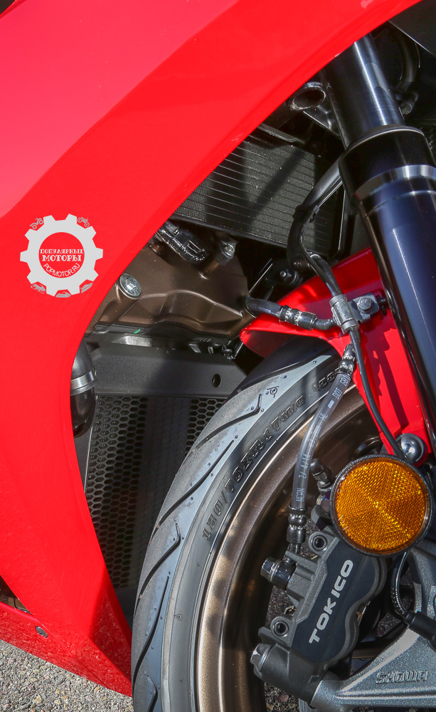 Фото мотоцикла Honda Interceptor 2014 — два радиатора
