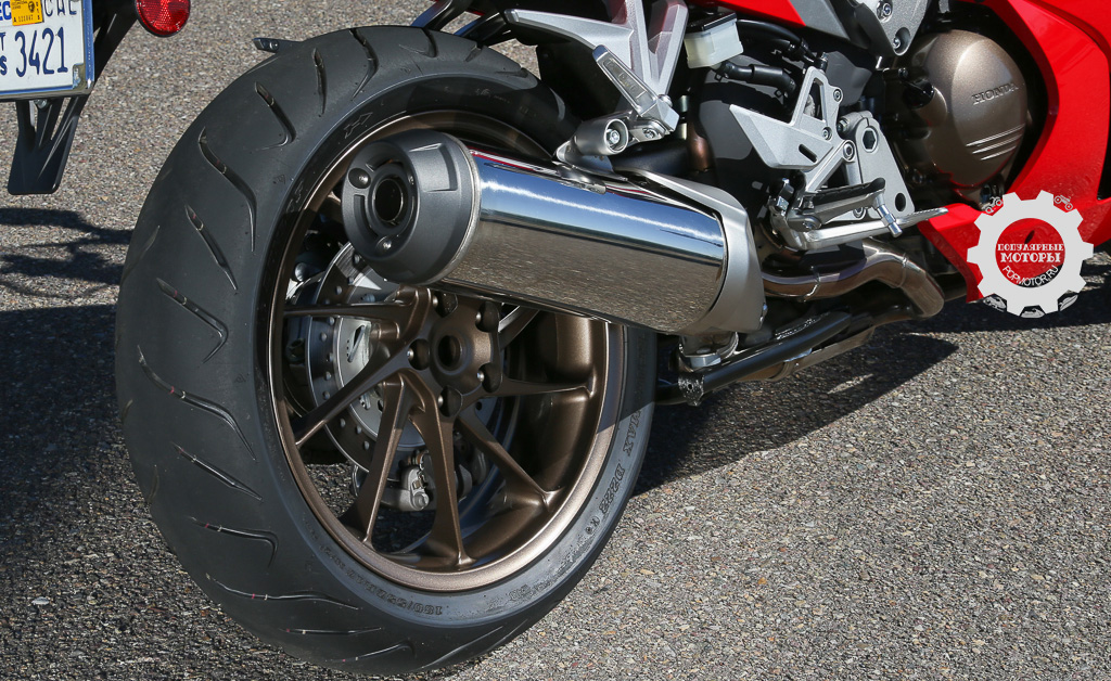 Фото мотоцикла Honda Interceptor 2014 — заднее колесо