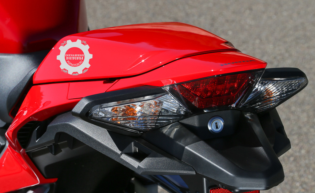 Фото мотоцикла Honda Interceptor 2014 — крепления для сумки