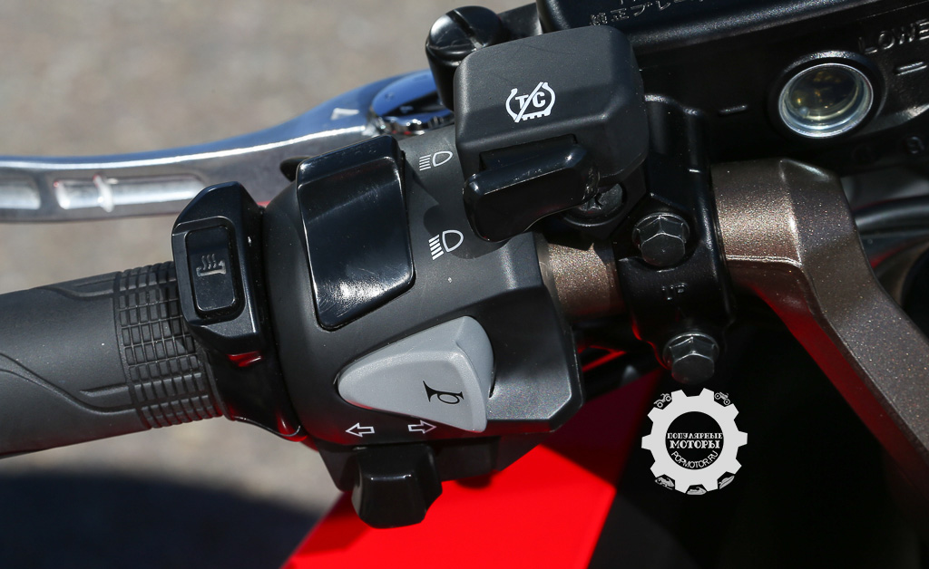 Фото мотоцикла Honda Interceptor 2014 — левая ручка руля