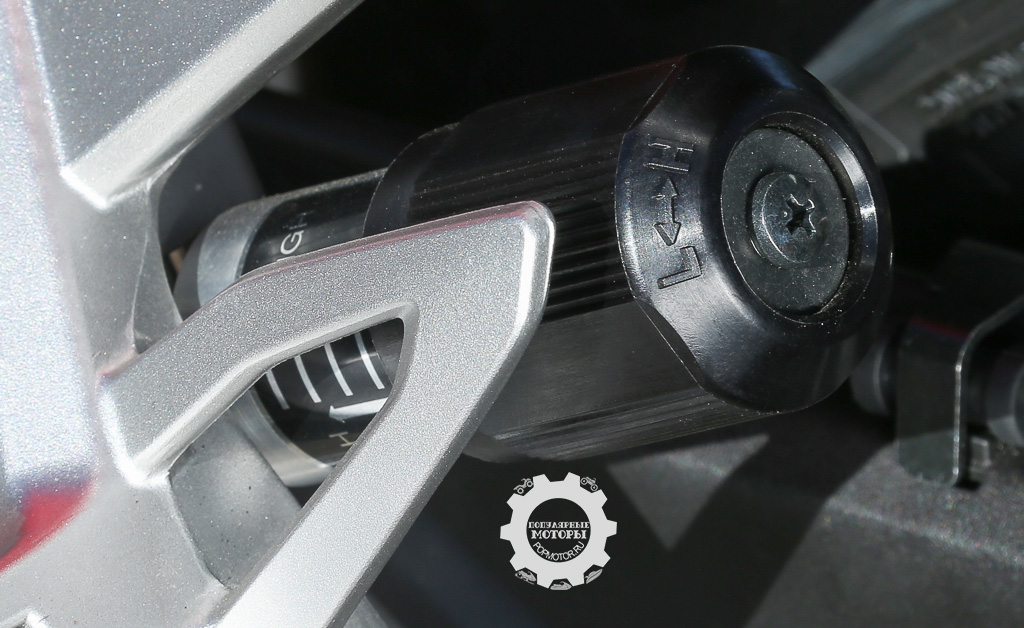 Гидравлический регулятор преднатяга амортизатора удобно спрятан за левой пассажирской подставкой для ноги на модели Deluxe.