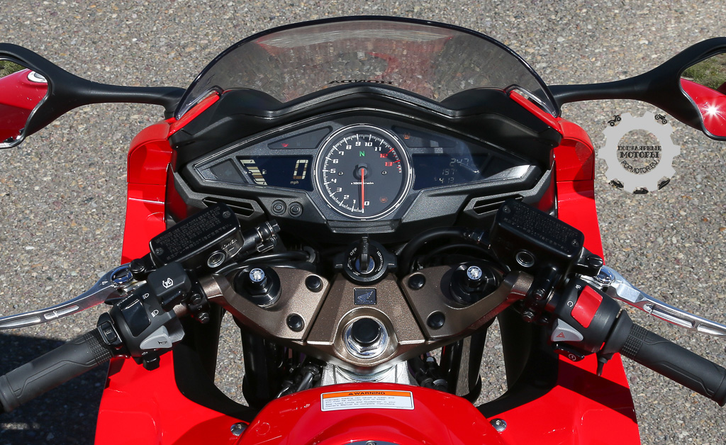 Фото мотоцикла Honda Interceptor 2014 — управление