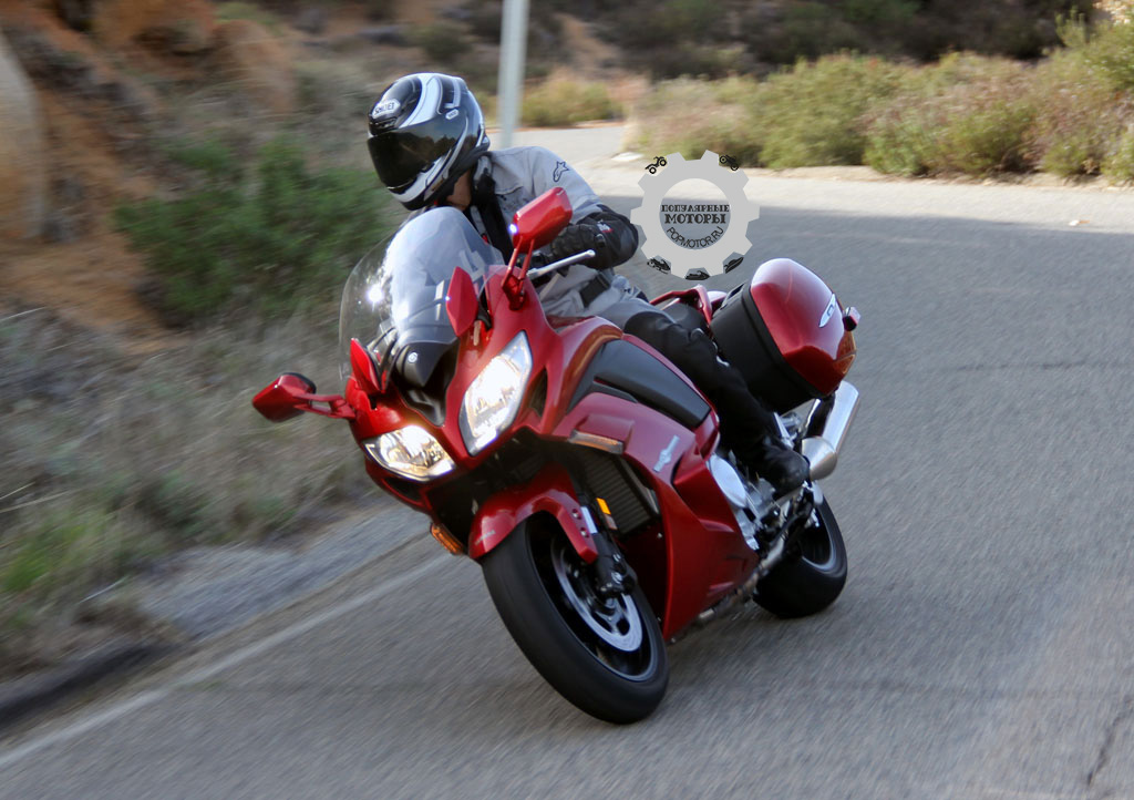 Фото мотоцикла Yamaha FJR1300ES 2014 вид спереди поворот на скорости