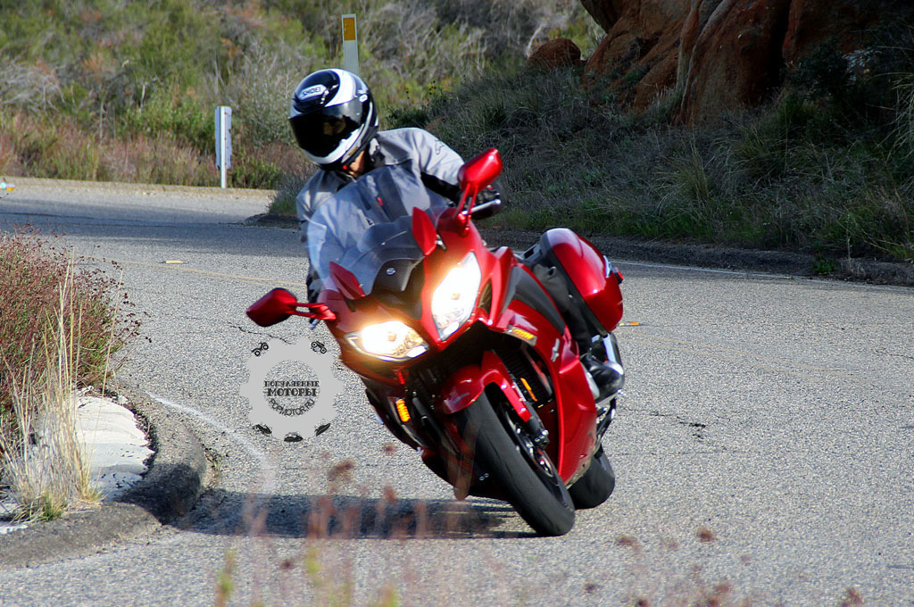 Фото мотоцикла Yamaha FJR1300ES 2014 вид спереди поворот право