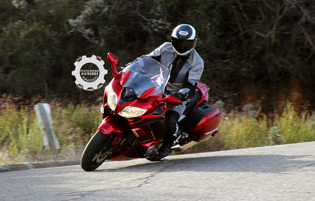 Фото мотоцикла Yamaha FJR1300ES 2014 вид спереди поворот
