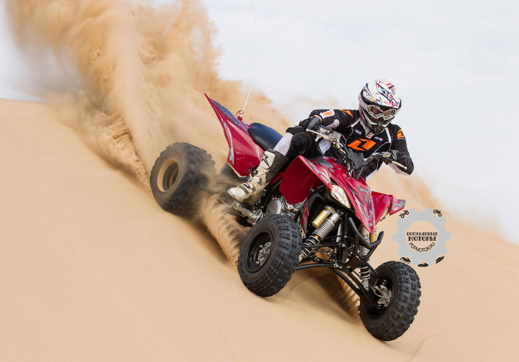 Фото обзора Yamaha Raptor 700R SE и YFZ450R SE 2014 — Yamaha YFZ450R SE 2014 по склону песка