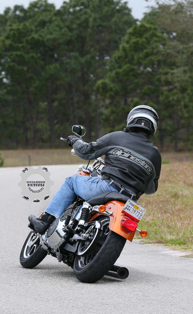 Фото обзора мотоцикла Harley-Davidson Low Rider 2014 — вид сзади в повороте