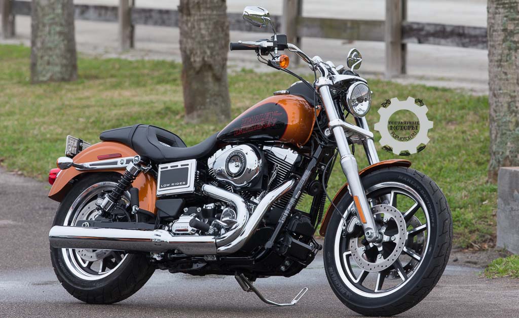 Фото обзора мотоцикла Harley-Davidson Low Rider 2014 — правым боком на подножке
