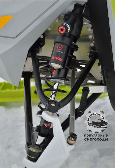 Передняя подвеска опирается на амортизаторы KYB 40R – те же амортизаторы, что стоят на задней подвеске. Это комбинированные амортизаторы с резервуаром повышенного объёма и регулятором. Лыжи Pilot DS 2 отвечают за направление.