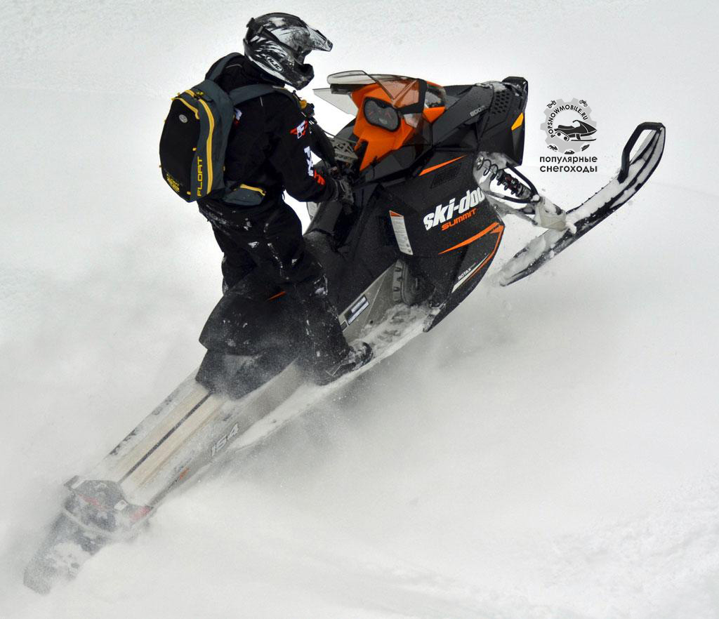 С мотором Power T.E.K. XP Summit Sport 800 может лихо раскидывать снег и резвиться в сугробах.