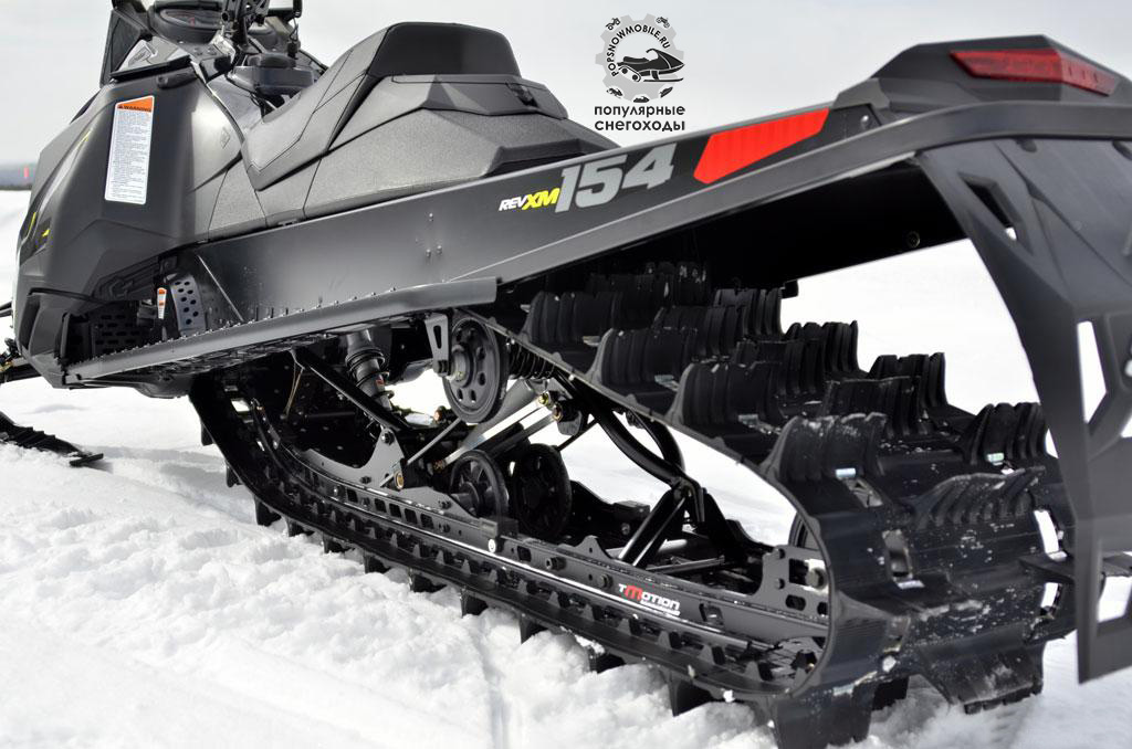 Инновационная задняя подвеска Ski-Doo tMotion с траком FlexEdge – две инновационные технологии, обеспечивающие лёгкость управления XM Summit в горной местности.