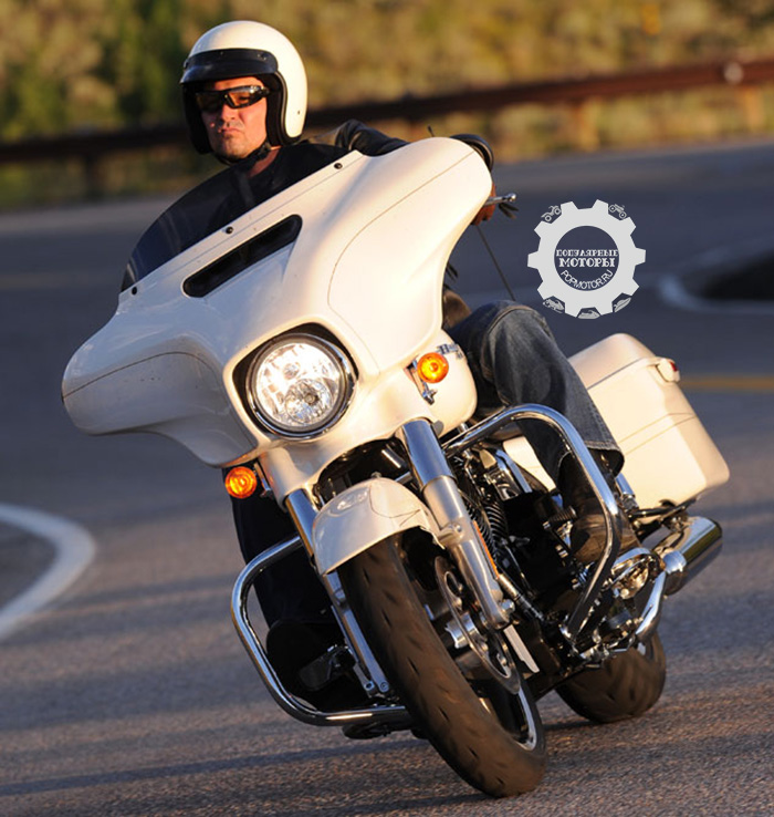 Фото туристических мотоциклов Harley-Davidson 2014 года — воздухозаборник под ветровым стеклом